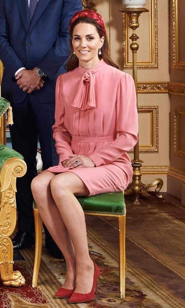 Hé lộ nguyên nhân khiến Công nương Kate mặt như đưa đám trong lễ rửa tội: Bị em dâu Meghan Markle xúc phạm, tức đến phát khóc-1