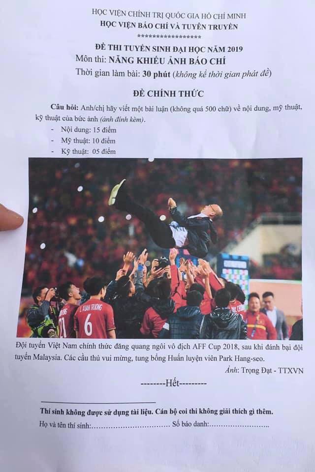 Đề thi để trở thành phóng viên của Học viện Báo chí: Từ bức ảnh Việt Nam ăn mừng chiến thắng AFF CUP 2018, viết 1 bài 500 chữ-7