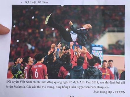 Đề thi để trở thành phóng viên của Học viện Báo chí: Từ bức ảnh Việt Nam ăn mừng chiến thắng AFF CUP 2018, viết 1 bài 500 chữ