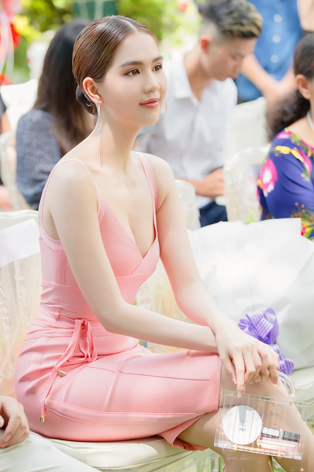 Sau bao ngày bị chê xập xệ, Ngọc Trinh phô diễn vòng 1 căng tràn quyến rũ như biết chiêu biến hình-6