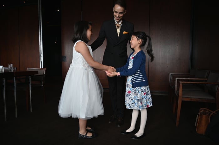 Chi tiền cho con học làm quý tộc, phụ huynh Trung Quốc bị ném đá dữ dội: Quý tộc đến từ cốt cách chứ không phải học tập!-4