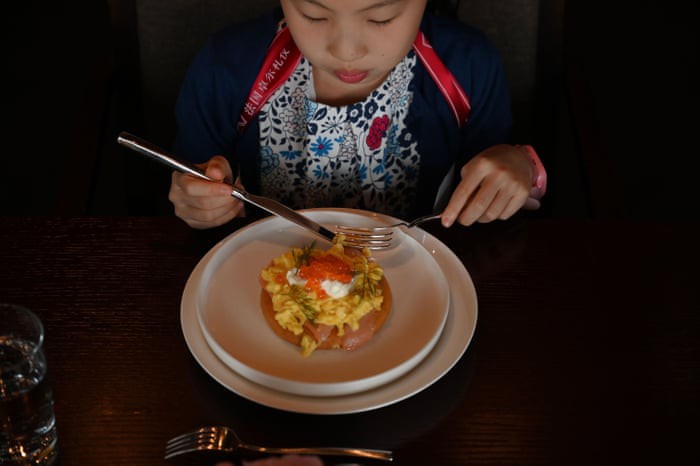 Chi tiền cho con học làm quý tộc, phụ huynh Trung Quốc bị ném đá dữ dội: Quý tộc đến từ cốt cách chứ không phải học tập!-5