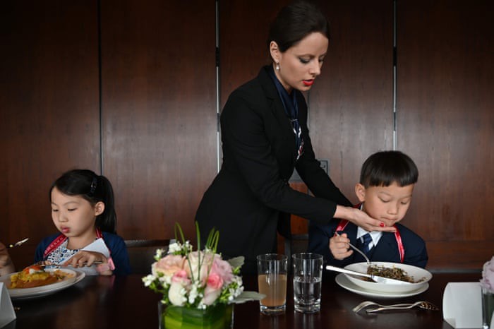 Chi tiền cho con học làm quý tộc, phụ huynh Trung Quốc bị ném đá dữ dội: Quý tộc đến từ cốt cách chứ không phải học tập!-6