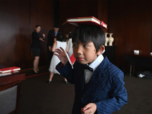 Tưởng vòng kim cô chỉ xuất hiện trong phim, hóa ra học sinh Trung Quốc thời nay cũng phải đeo thiết bị giống hệt vậy-3