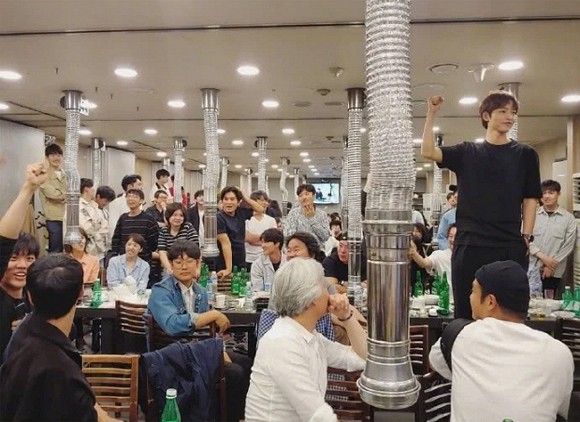 Rò rỉ thêm hình ảnh Song Joong Ki vui vẻ giữa ồn ào ly hôn, thế nhưng thân hình gầy rộc xơ xác mới thật sự đau lòng-2