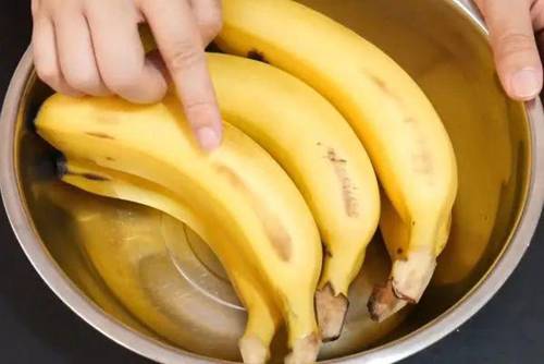 Con dâu đem gạo phủ lên chuối khiến mẹ chồng khó hiểu nhưng 1-2 ngày sau lại bất ngờ-1