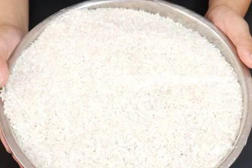 Con dâu đem gạo phủ lên chuối khiến mẹ chồng khó hiểu nhưng 1-2 ngày sau lại bất ngờ-3