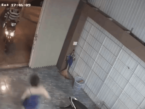 CLIP: Bà chủ từ nhà lao ra giành xe SH khi lũ trộm thiếu đúng một giây nữa là