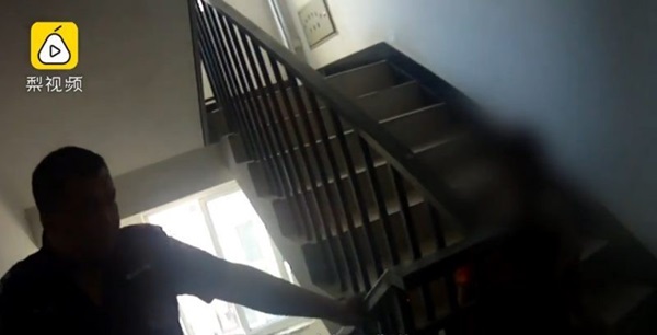 Gã đàn ông điên tình cắm trại trong ô tô, không tắm giặt 1 tháng liền chỉ để theo dõi người yêu cũ-3