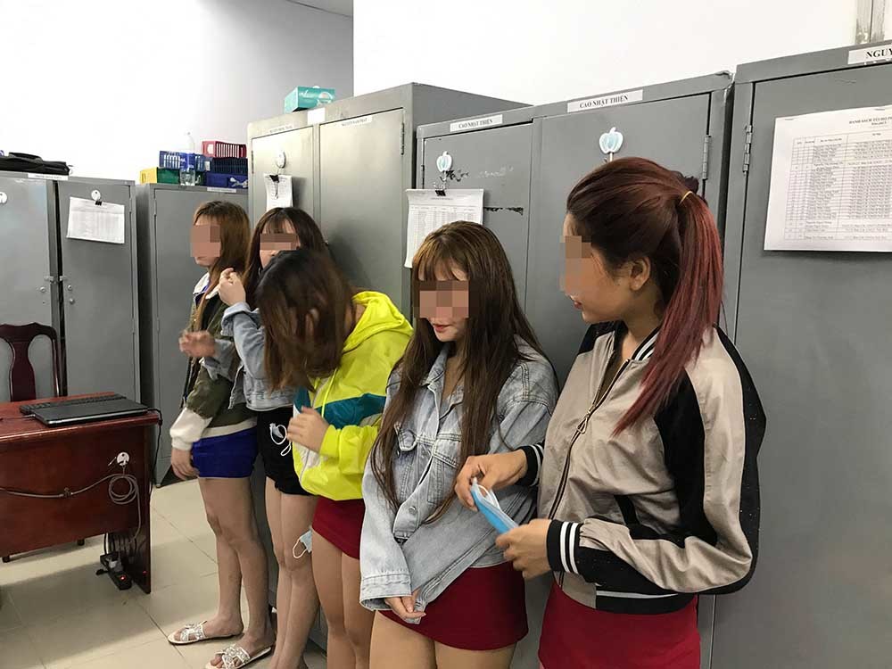 Đột kích massage vua vé 13 triệu đồng/lần, 4 nữ tiếp viên phục vụ-1