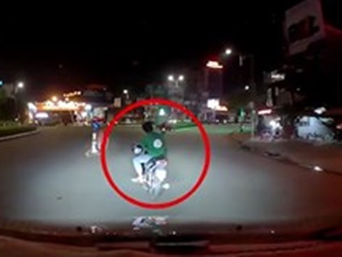 Xe máy lạng lách trước đầu ôtô rồi thách thức tài xế-1