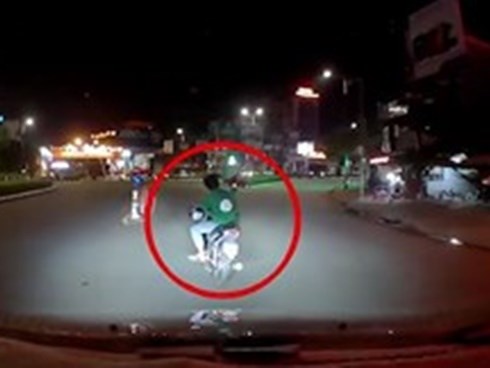 Thanh niên say xỉn lạng lách, tạt đầu ô tô bị tài xế cầm gậy đuổi