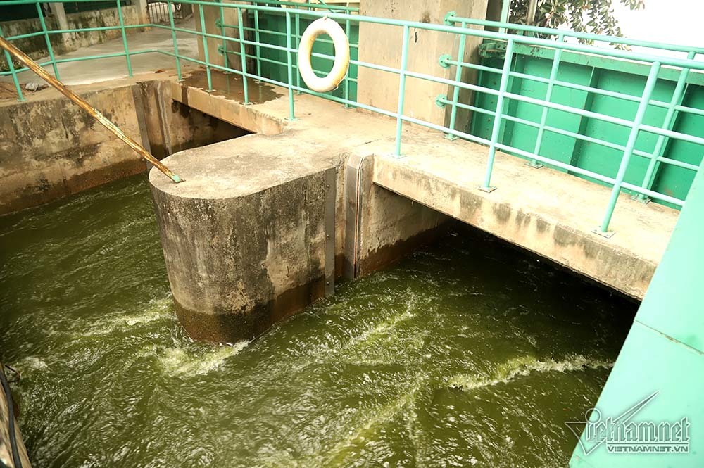 Triệu khối nước cuồn cuộn đổ vào, sông Tô Lịch biến sắc-1