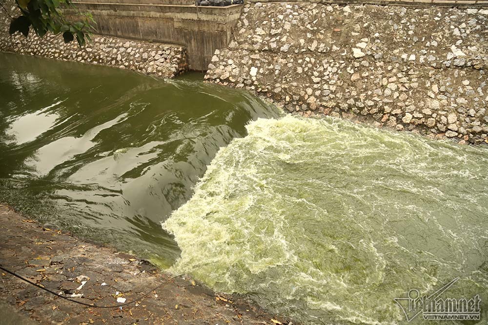 Triệu khối nước cuồn cuộn đổ vào, sông Tô Lịch biến sắc-4