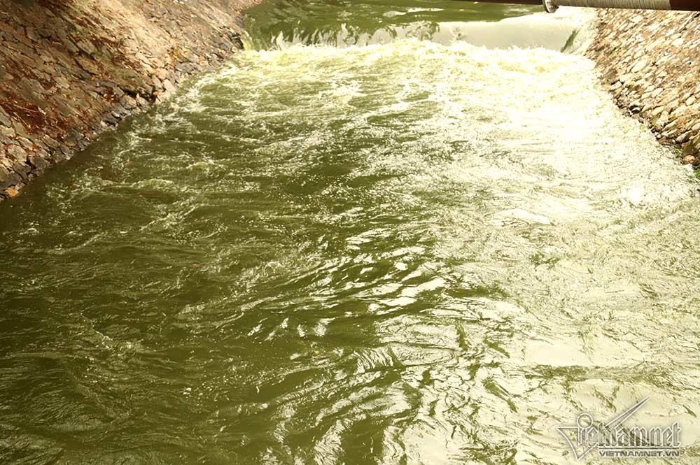 Triệu khối nước cuồn cuộn đổ vào, sông Tô Lịch biến sắc-5