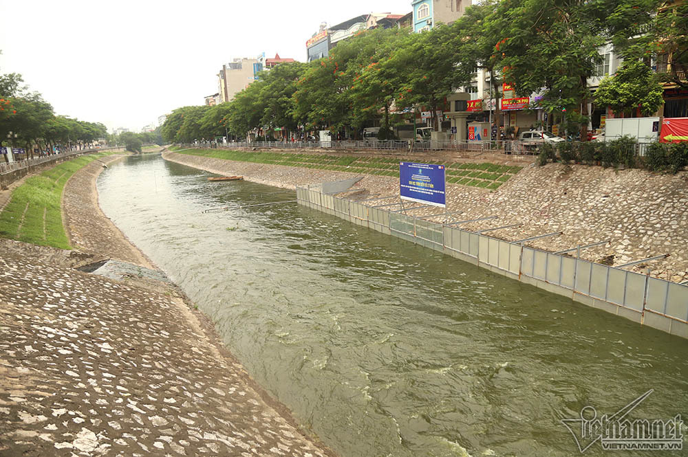 Triệu khối nước cuồn cuộn đổ vào, sông Tô Lịch biến sắc-6