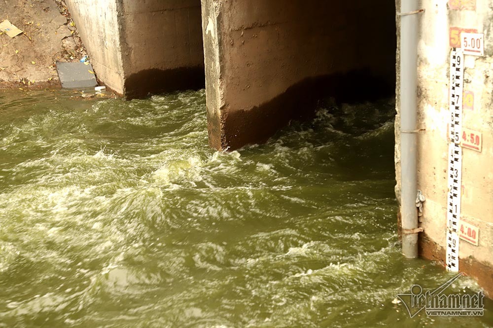 Triệu khối nước cuồn cuộn đổ vào, sông Tô Lịch biến sắc-7