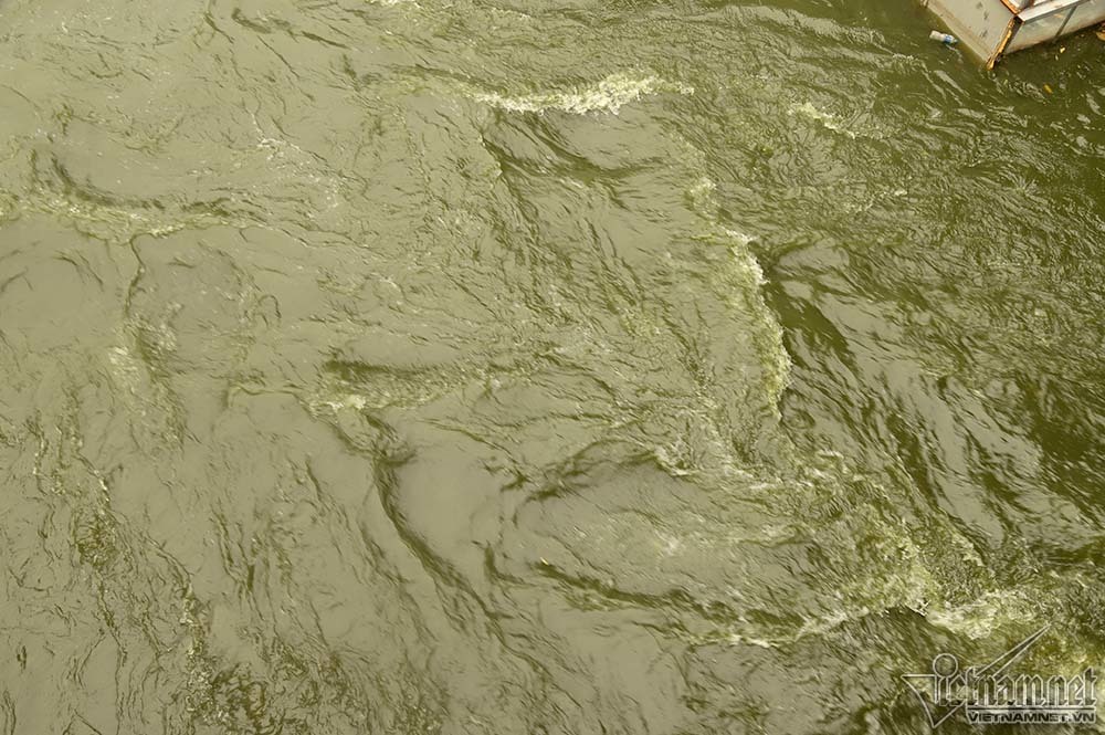 Triệu khối nước cuồn cuộn đổ vào, sông Tô Lịch biến sắc-9