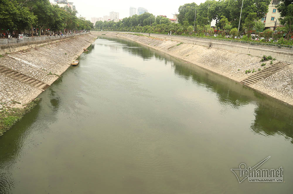 Triệu khối nước cuồn cuộn đổ vào, sông Tô Lịch biến sắc-10