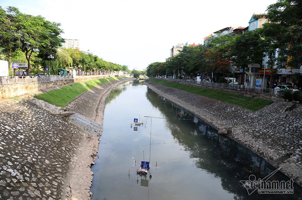 Triệu khối nước cuồn cuộn đổ vào, sông Tô Lịch biến sắc-11