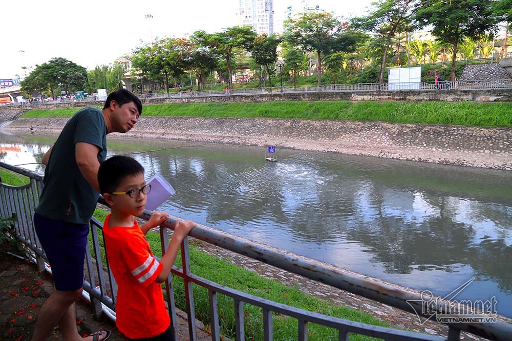 Triệu khối nước cuồn cuộn đổ vào, sông Tô Lịch biến sắc-12