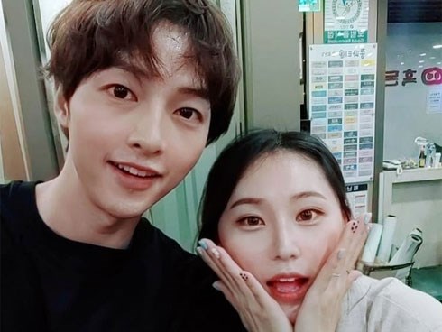 Song Joong Ki bất ngờ gây tranh cãi khi lộ ảnh tươi vui cùng gái lạ giữa ồn ào ly hôn Song Hye Kyo