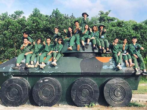 Nỗi niềm của sinh viên mỗi kỳ quân sự: Đặc sản làn da cháy nắng bật tông hai màu rõ rệt-2