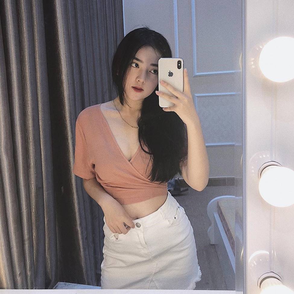 4 cô gái nóng bỏng được bạn trai cầu thủ công khai hẹn hò đầy bất ngờ-5