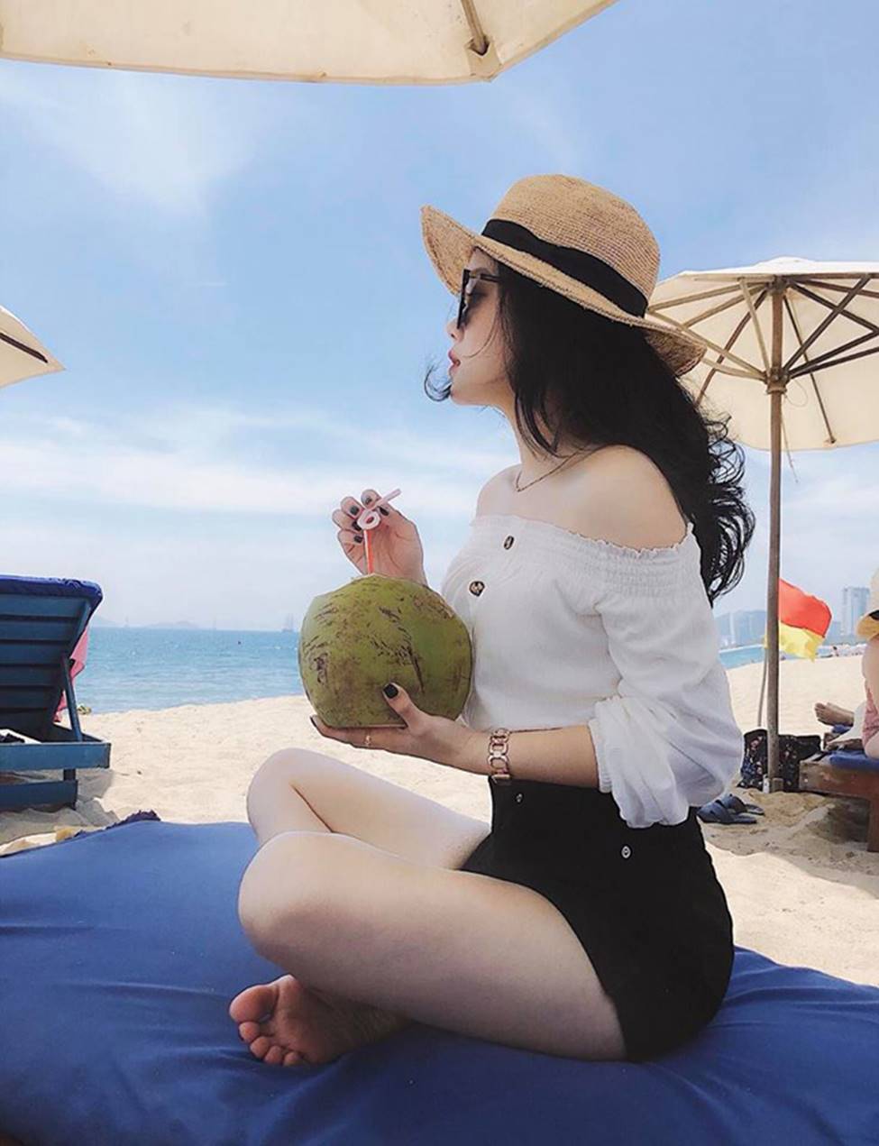 4 cô gái nóng bỏng được bạn trai cầu thủ công khai hẹn hò đầy bất ngờ-10