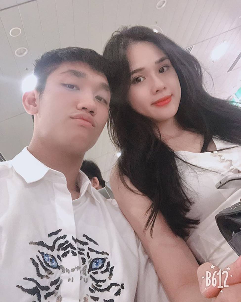4 cô gái nóng bỏng được bạn trai cầu thủ công khai hẹn hò đầy bất ngờ-11