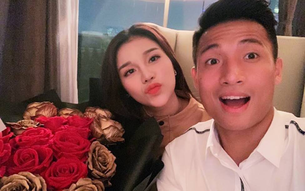 4 cô gái nóng bỏng được bạn trai cầu thủ công khai hẹn hò đầy bất ngờ-16