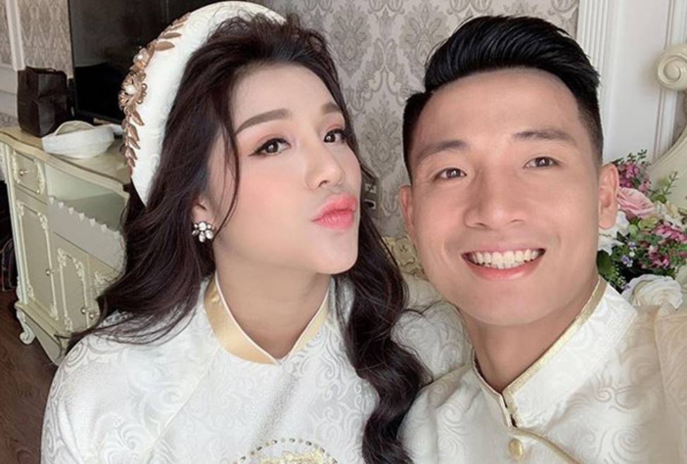 4 cô gái nóng bỏng được bạn trai cầu thủ công khai hẹn hò đầy bất ngờ-19