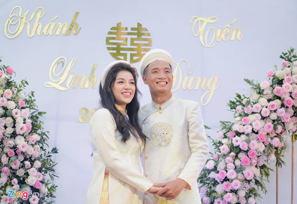 4 cô gái nóng bỏng được bạn trai cầu thủ công khai hẹn hò đầy bất ngờ-20