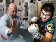 Flores đã tới võ đường của Từ Hiểu Đông ở Bắc Kinh, sẵn sàng tỉ thí võ sĩ MMA