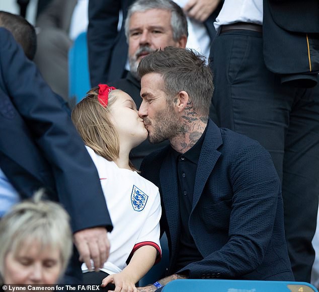 Con gái rượu của Beckham xuất hiện cực thần thái khi chụp hình với mẹ, fan thích thú vì nụ cười giống hệt một người trong nhà-3