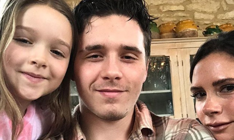 Con gái rượu của Beckham xuất hiện cực thần thái khi chụp hình với mẹ, fan thích thú vì nụ cười giống hệt một người trong nhà-2