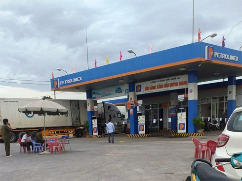 Đám tang đẫm nước mắt của nữ nhân viên bán xăng bị sát hại: Hai đứa con trai ngơ ngác tìm mẹ-8