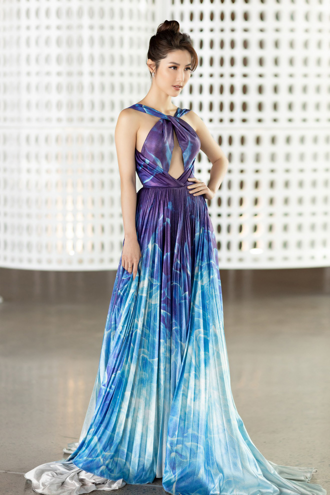 Diễm My 9x diện đầm xẻ sâu, khoe lưng trần gợi cảm-4