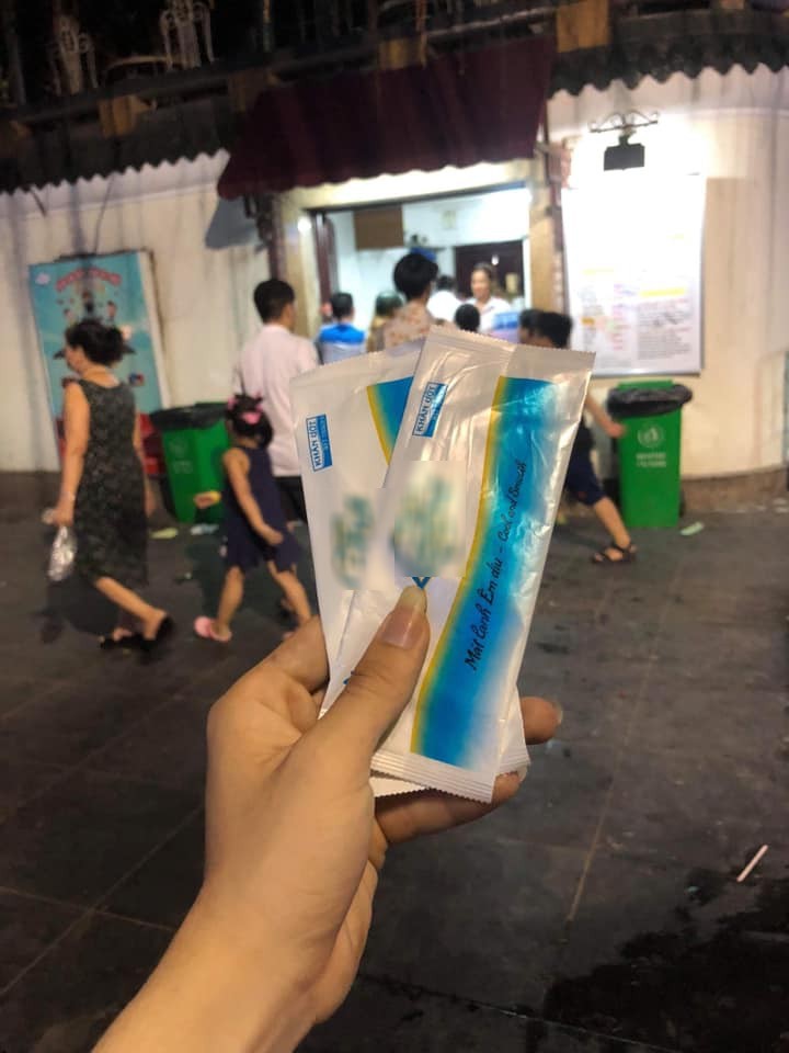 Cửa hàng kem nổi tiếng Hà Nội bị tố: Tự ý thu của khách 1k và đổi cho bao khăn giấy ướt?-1
