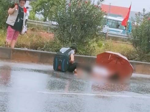 Xót xa cảnh chồng ngồi thất thần bên thi thể vợ bị xe tải tông tử vong ở Bắc Giang