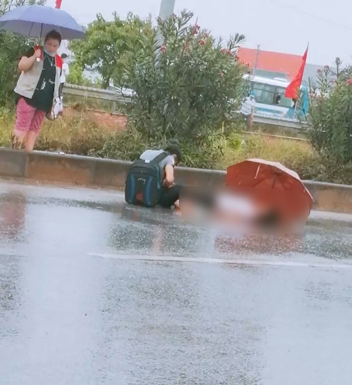 Xót xa cảnh chồng ngồi thất thần bên thi thể vợ bị xe tải tông tử vong ở Bắc Giang-1