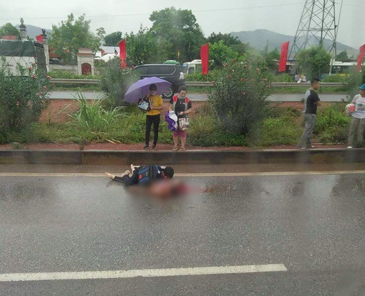 Xót xa cảnh chồng ngồi thất thần bên thi thể vợ bị xe tải tông tử vong ở Bắc Giang-2