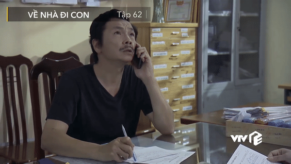Về nhà đi con: Lộ cảnh Vũ kéo khóa váy giúp Nhã trong khi ông Sơn đưa Thư đi đẻ, gọi cháy máy con rể không thèm nghe-8