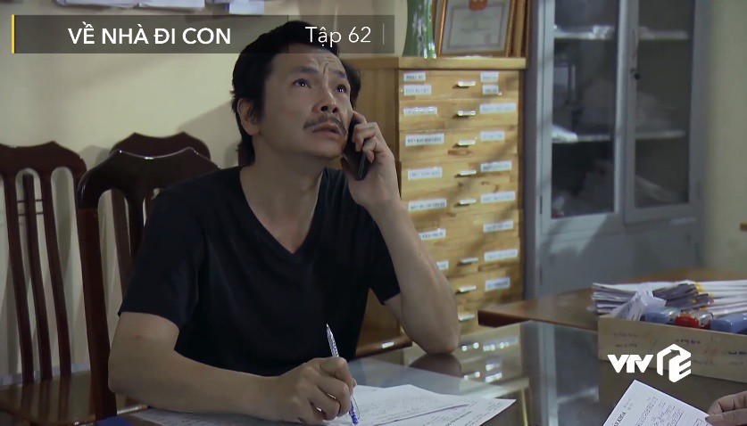 Về nhà đi con: Lộ cảnh Vũ kéo khóa váy giúp Nhã trong khi ông Sơn đưa Thư đi đẻ, gọi cháy máy con rể không thèm nghe-7