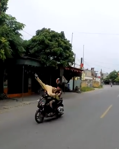 Người dân sợ hãi kể lại giây phút CSGT bị thiếu niên chạy xe máy hất tung: Chiến sĩ ấy nằm bất động giữa đường, máu chảy rất nhiều-1