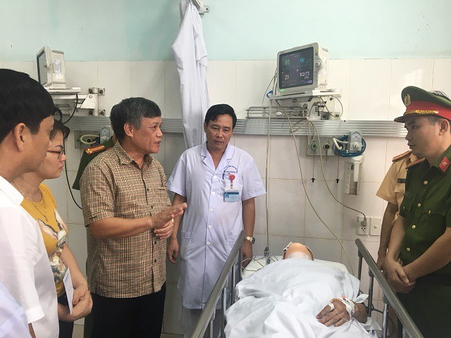 Người dân sợ hãi kể lại giây phút CSGT bị thiếu niên chạy xe máy hất tung: Chiến sĩ ấy nằm bất động giữa đường, máu chảy rất nhiều-2