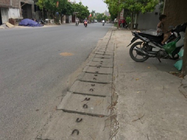 Người dân sợ hãi kể lại giây phút CSGT bị thiếu niên chạy xe máy hất tung: Chiến sĩ ấy nằm bất động giữa đường, máu chảy rất nhiều-5