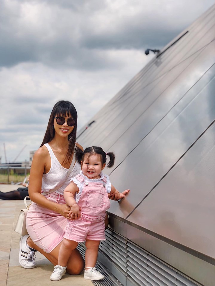 Sau khi bị chỉ trích là mẹ ác vì luyện ngủ cho con, siêu mẫu Hà Anh tiếp tục khoe con gái bụ bẫm và cách nuôi con bụi”-1