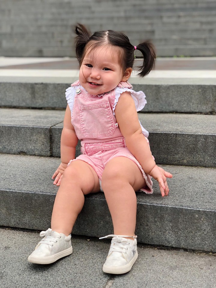 Sau khi bị chỉ trích là mẹ ác vì luyện ngủ cho con, siêu mẫu Hà Anh tiếp tục khoe con gái bụ bẫm và cách nuôi con bụi”-2