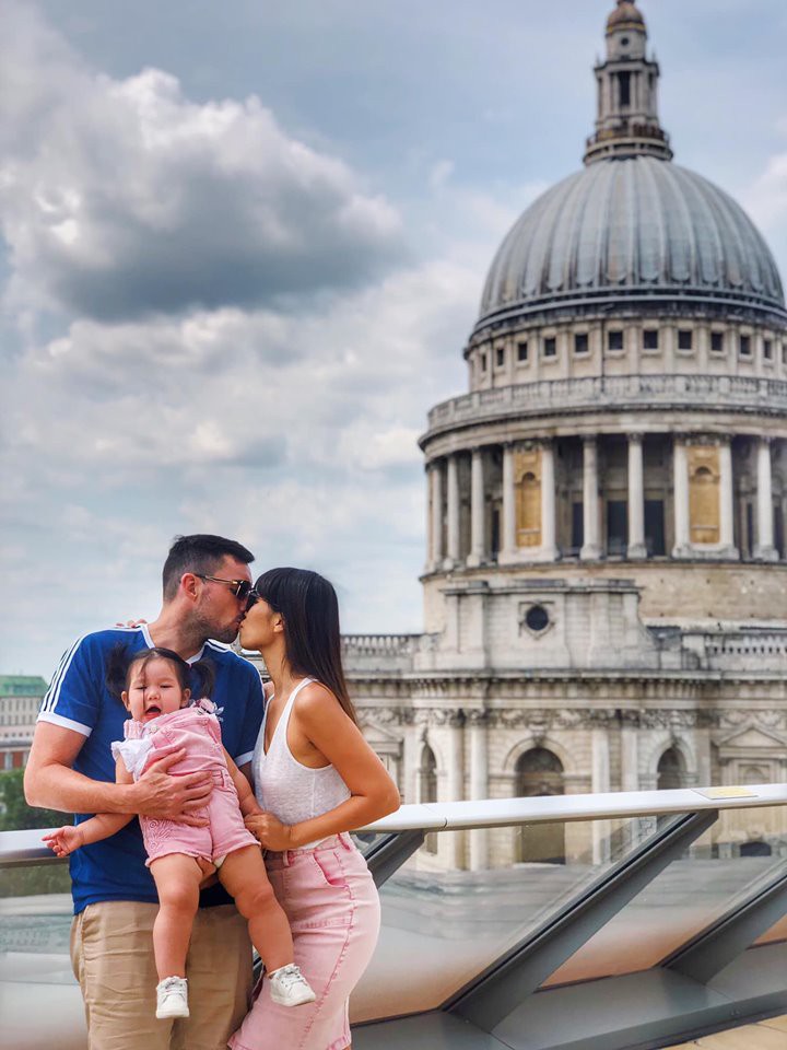 Sau khi bị chỉ trích là mẹ ác vì luyện ngủ cho con, siêu mẫu Hà Anh tiếp tục khoe con gái bụ bẫm và cách nuôi con bụi”-3